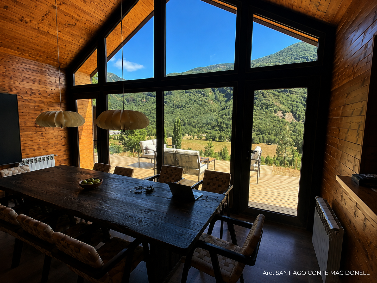 Comedor con ventanal panorámico de PVC y vista al valle